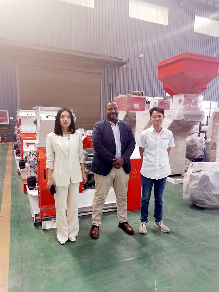 Saudi Arabian customers visited our factory for feed processing machines